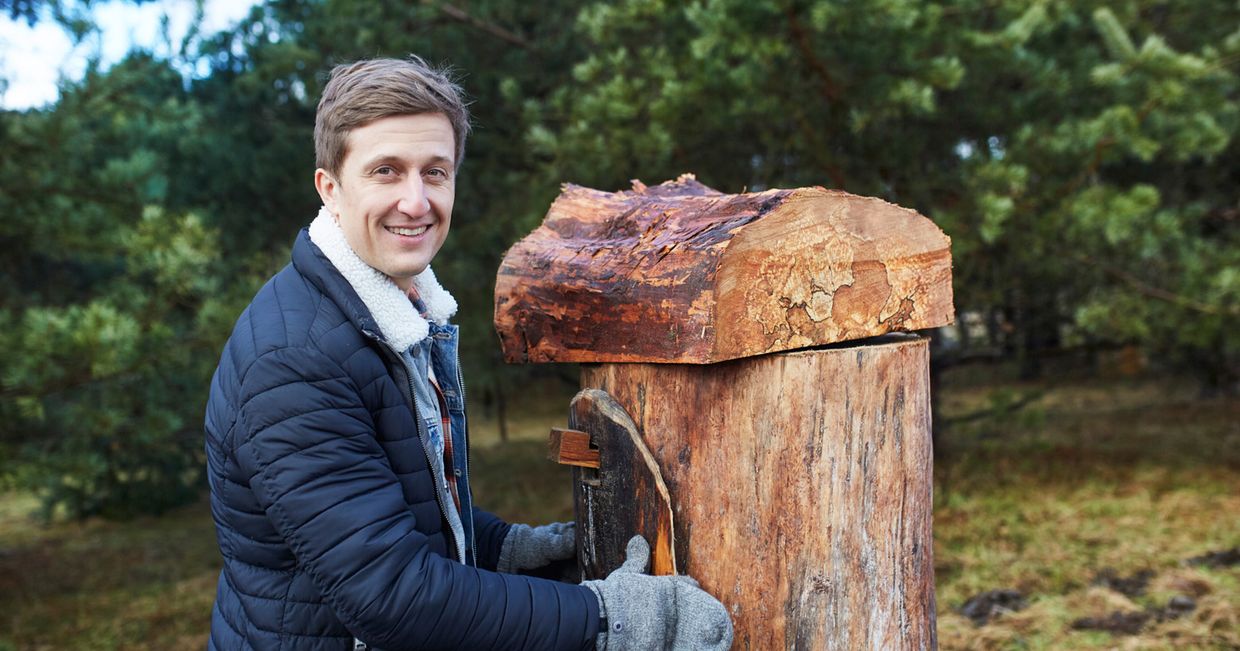 David Gaboriaud przy pniu który właśnie został zamieniony w barć. Almette