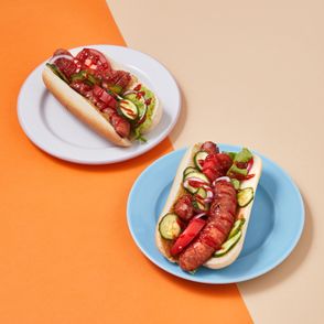 Polski hot dog z kiełbasą i świeżymi warzywami (fot. Maciek Niemojewski)