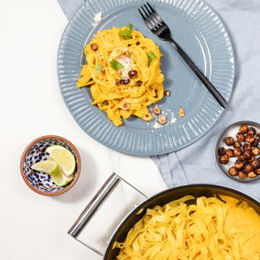Fettuccine z dyniowym alfredo, marynowanymi orzechami i kolendrą, przepis na jesienny makaron, sprzęt kuchenny SMEG (fot. Paulina Czyżewska)