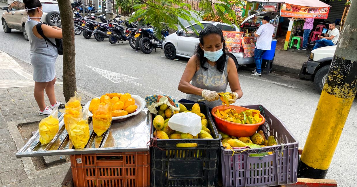 Stragan z mango na kolumbijskich ulicach (fot. Anna Zająkała)
