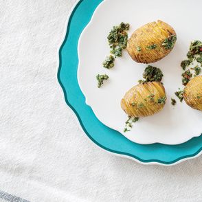 nacinane ziemniaki z ziołowym sosem