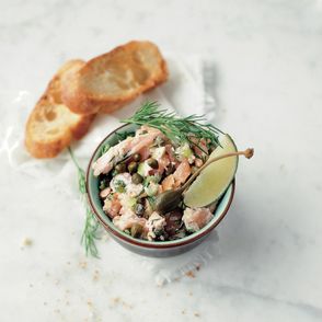 Chrupiąca bruschetta czosnkowa podana z rilletes z łososia, przepis i zdjęcie Anna Chwistek