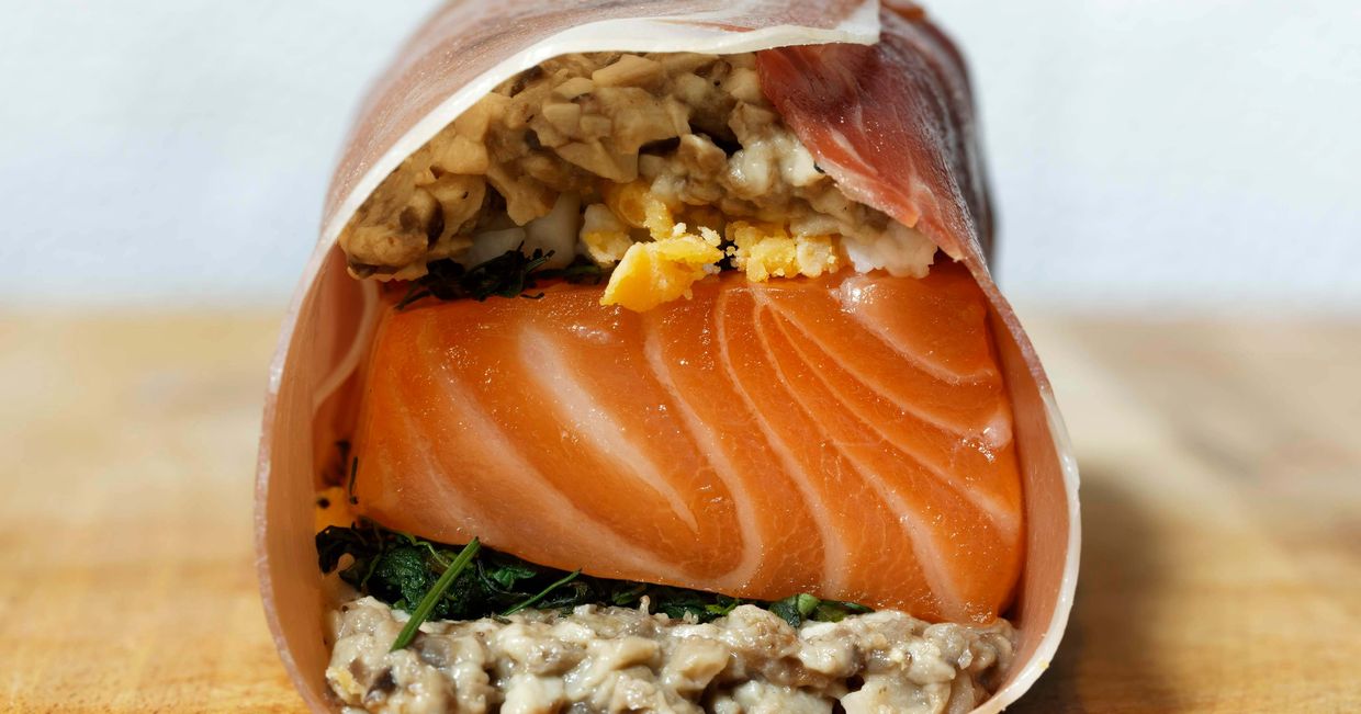 Ryż, łosoś i szpinak, zawinięte w szynkę (fot. materiały promocyjne)