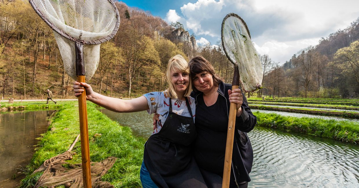 Właścicielki stawu pstrągów pozujące z siecią rybacką