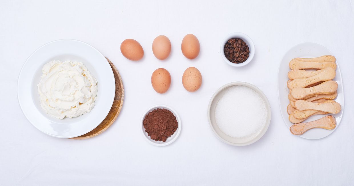 Składniki tiramisu: mascarpone, jajka, kakao, kawa, cukier, biszkopty