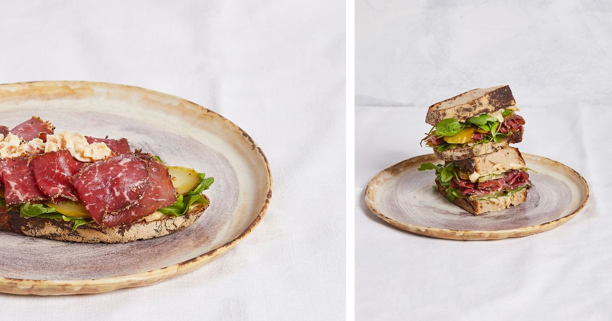 Kanapka z pastrami i sosem cebulowym (fot. Maciek Niemojewski)