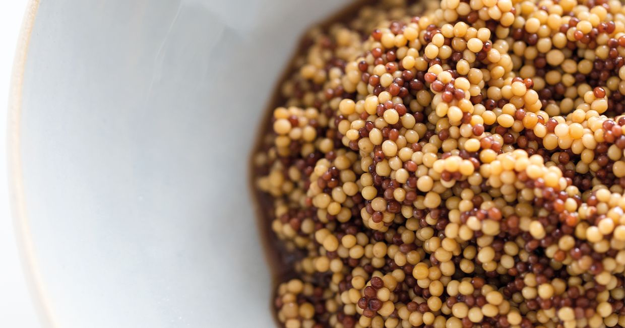 Ziarna gorczycy przygotowywane do zrobienia musztardy w domu (fot. dinnershow studio)