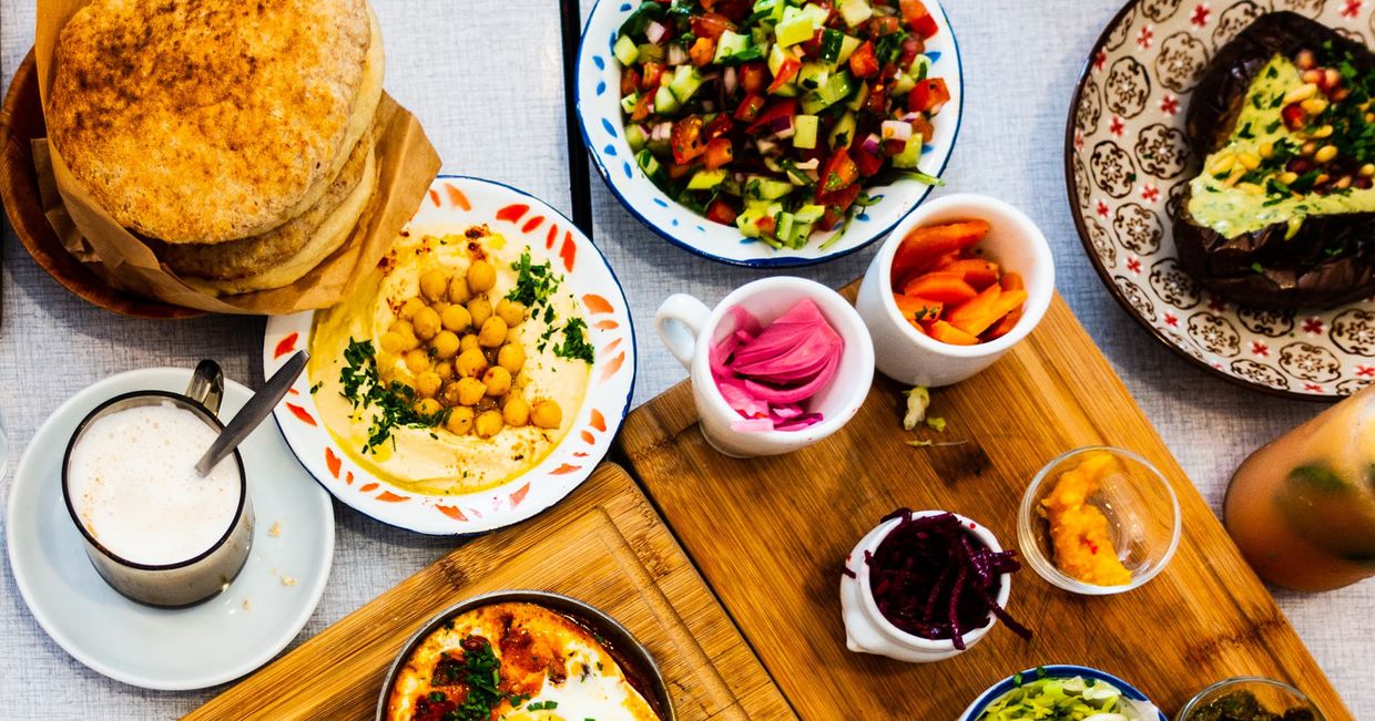 Humus razem z innymi bliskowschodnimi przystawkami. (fot. Nari Nandakumar / unsplash.com)