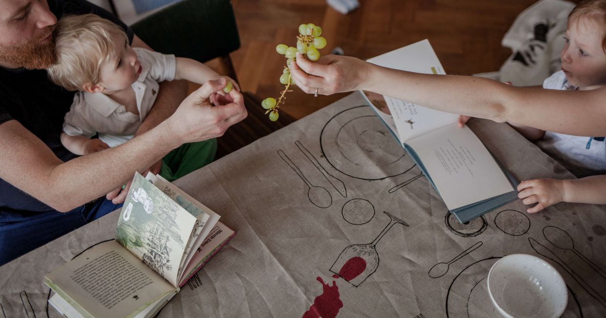 Obrus marki Obrys – rodzina przy stole