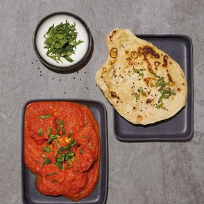 Klasyk kuchni indyjskiej, czyli butter chicken w sosie pomidorowym z chlebkiem naan (fot. Maciek Niemojewski)