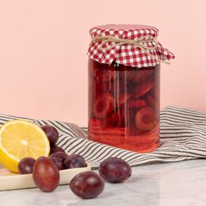 kompot w słoiku ze śliwek węgierek