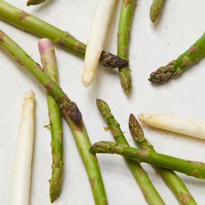 Sposoby na szparagi. Jak przygotować szparagi. Proste przepisy na szparagi (fot. Maciek Niemojewski)