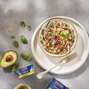 Sałatka z awokado, tuńczykiem, cebulą, ciecierzycą