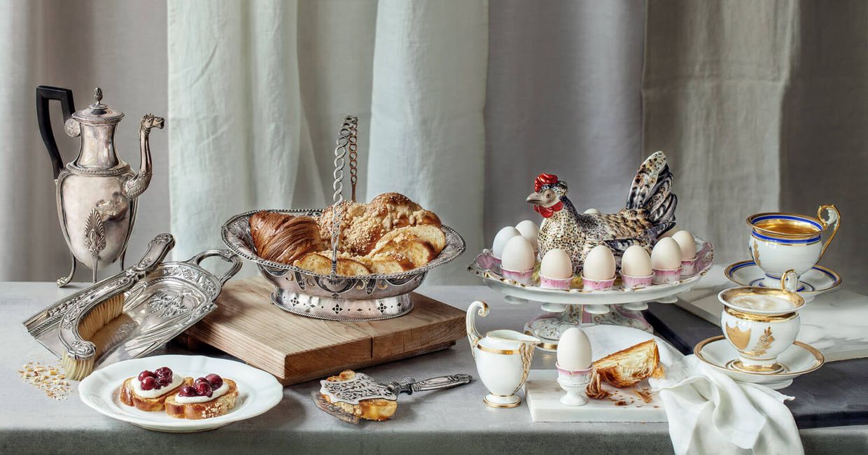 Kompozycja ze śniadaniem i zastawą stołową z wystawy w Desa (fot. Marcin Koniak)