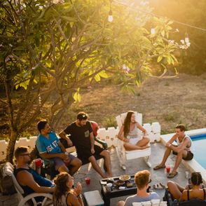 Przyjaciele letnim wieczorem na domówce przy basenie (fot. Eric Nopanen / unsplash.com)