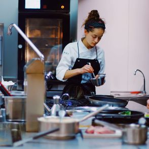 Dziewczyna pracująca w przemysłowej kuchni (fot. Jesus Terres)