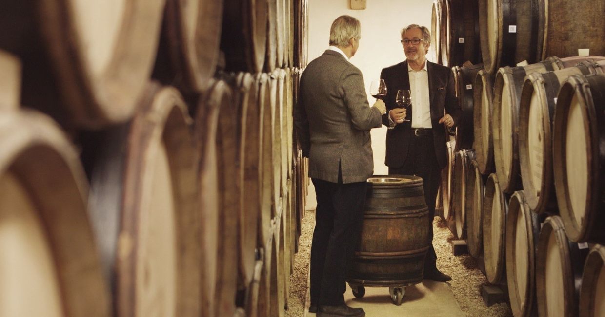 Dwóch mężczyzn próbuje wina w piwniczce – kadr z programu "Kwaśne winogrona"