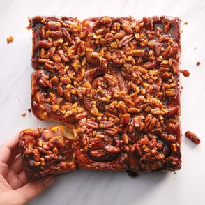 „Kuchnia bezwzględna”, Joshua Weissman – bułeczki w karmelu (fot. Ralph Smith / materiały prasowe)