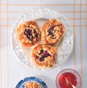 Jak robić drożdżówki ze śliwkami. Drożdżówki ze śliwkami - PRZEPIS (fot. dinnershow.studio)