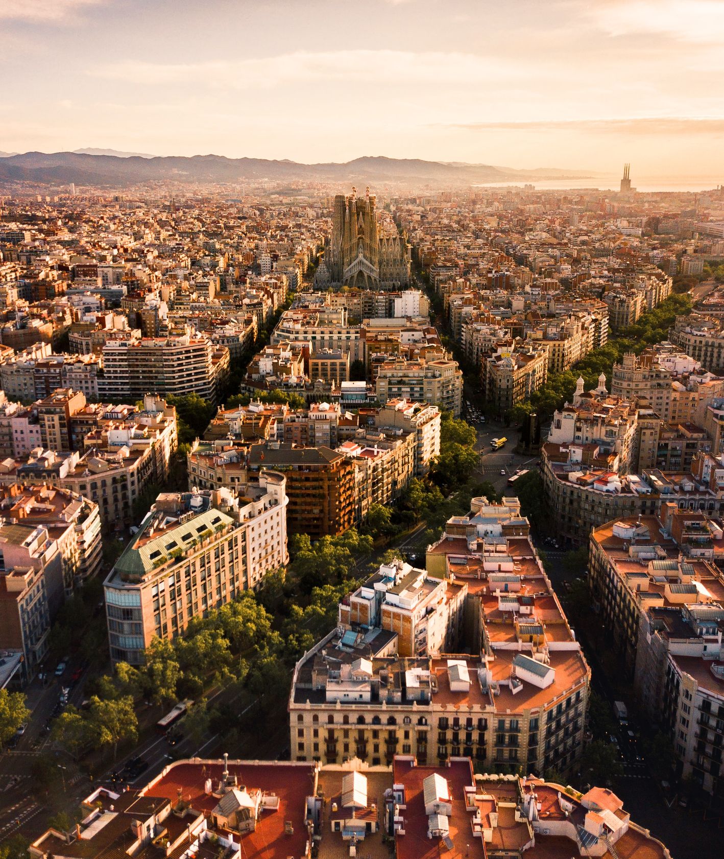 Panorama Barcelony (fot. Alfons Taekema / unsplash.com)