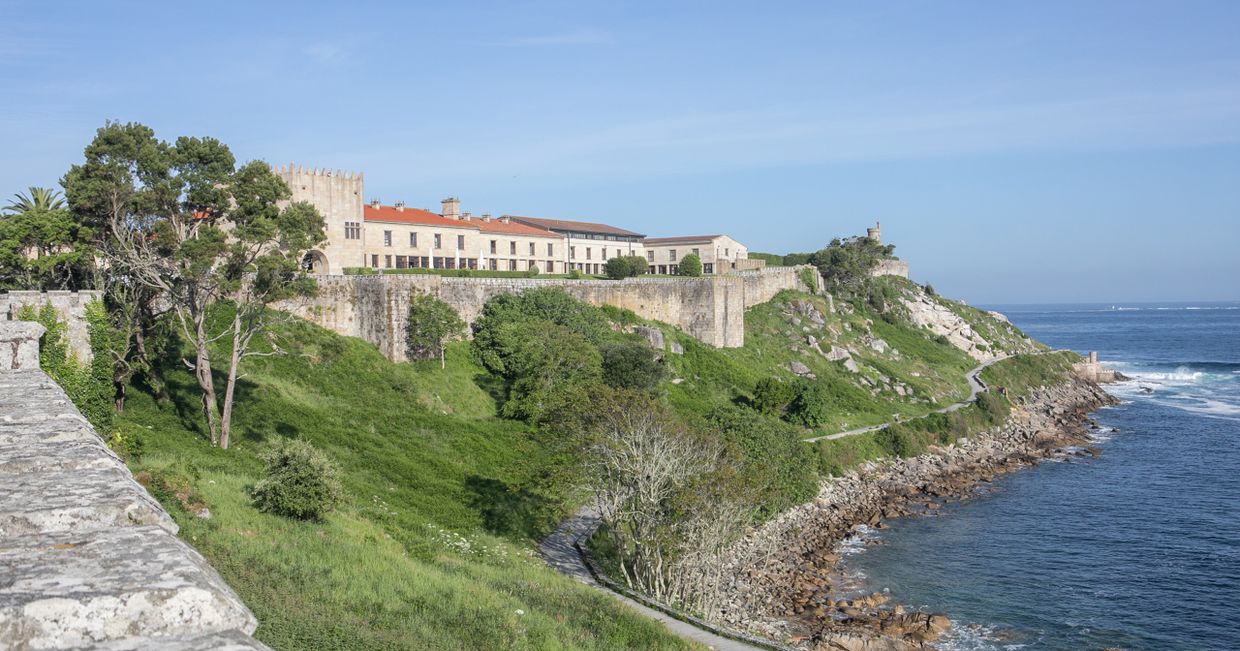 Nabrzeże w Baionie z widokiem na ekskluzywny hotel, Parador de Baiona (fot. Julia Zabrodzka)
