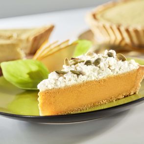 Krucha tarta z nadzieniem z dyni i ricotty posypana prażonymi pestkami dyni, makro