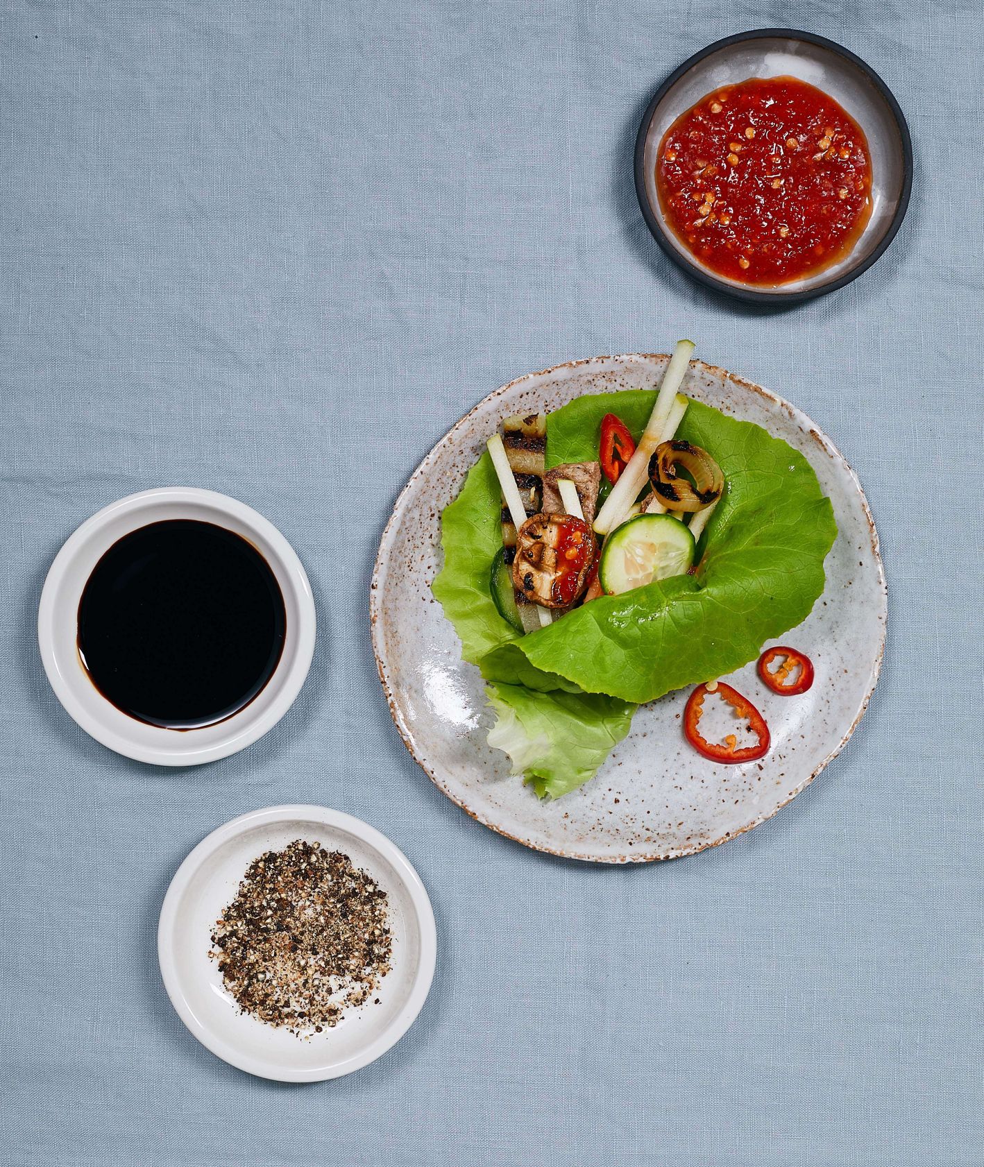 Koreański grill, mięso, warzywa, sosy i pikle  (fot. Maciek Niemojewski)
