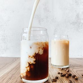 Mleko wlewane do kawy / Irene Kredenets / unsplash.com