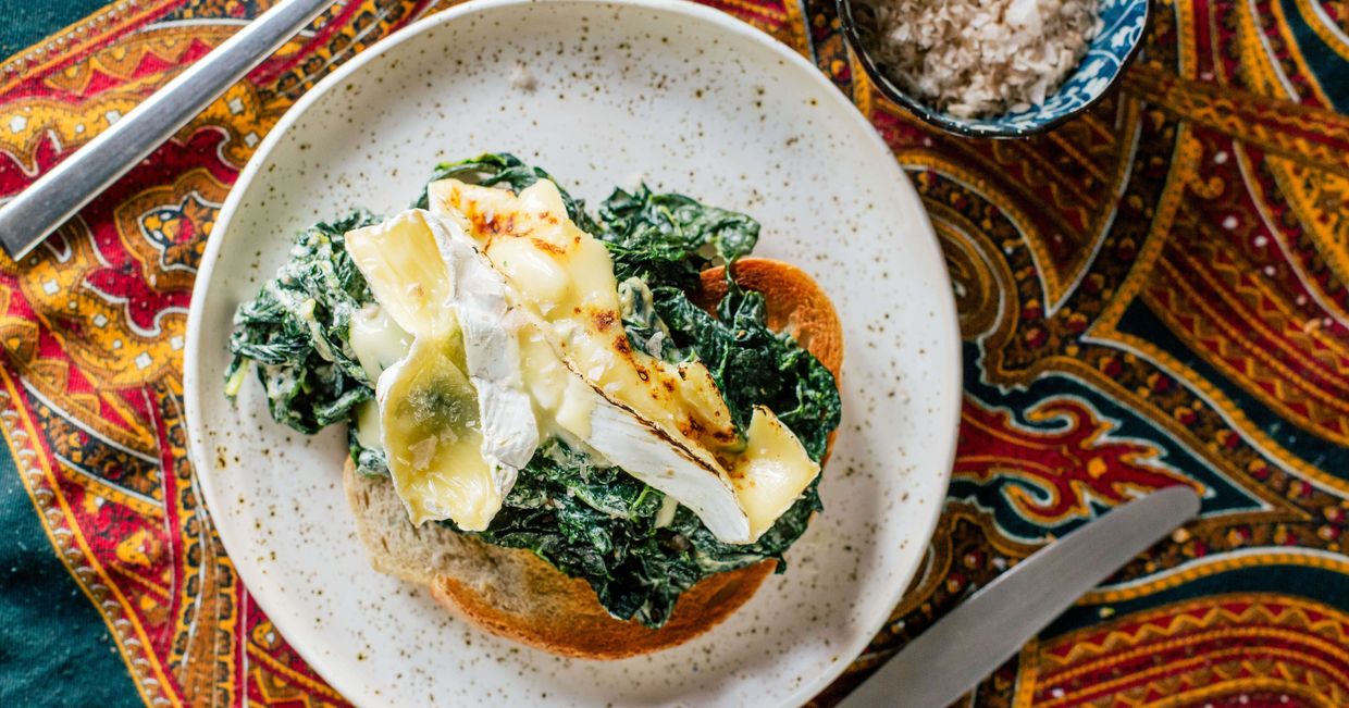 Damian Surowiec przygotowuje camembert z jarmużem na toście (fot. Michał Lichtański)