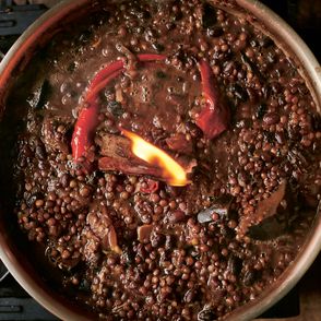 Zdjęcie daalu z bakłażana z książki Jamiego Olivera "Razem" / fot. David Loftus