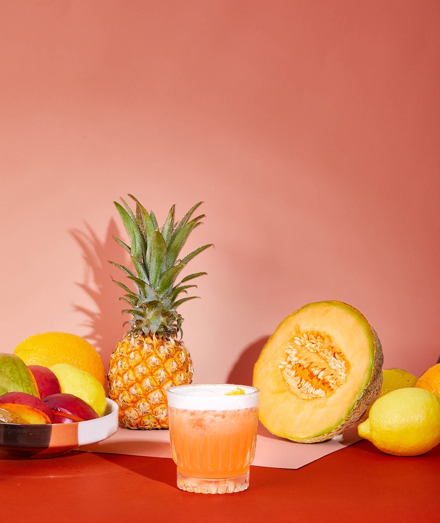 Jak zrobić wakacyjny drink? – Passion Sour z owocami i ballentine'sem