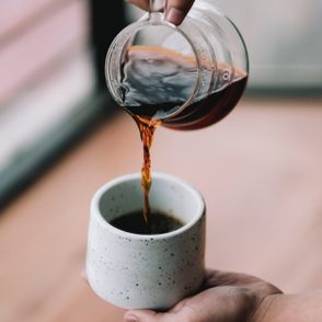 Kawa nalewana do kubka (fot. Gerson Cifuentes / unsplash.com)