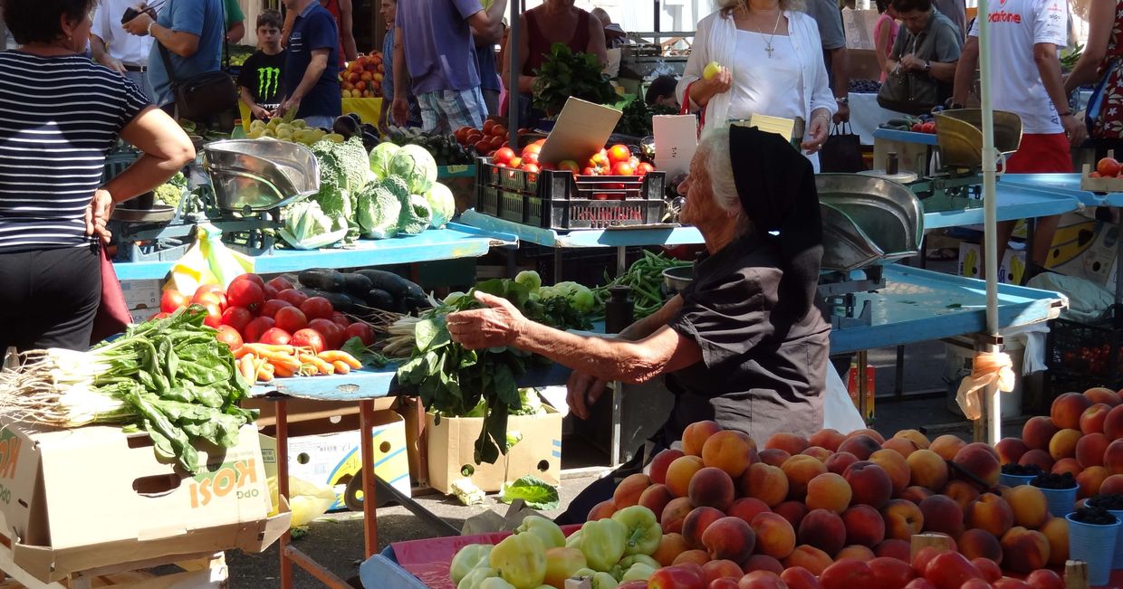 Zakupy na lokalnym markecie warzywnym (fot. Aleksander Szojer)