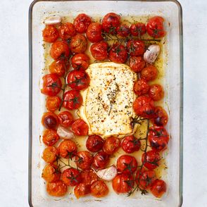 Wiralowe danie z Tik Toka – baked feta, feta zapiekana z pomidorkami koktajlowymi (fot. Maciej Niemojewski)