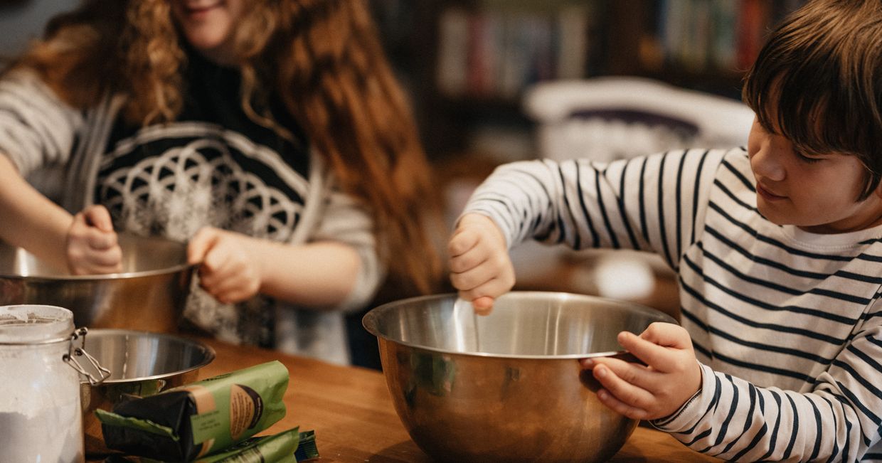 Dzieci gotujące w kuchni (fot. Annie Spratt / unsplash.com)
