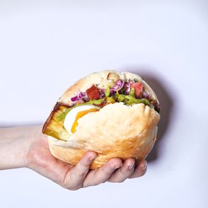 Bliskowschodnia kanapka z jajkiem, smażonym bakłażanem, piklami i salsa zhoug - SABICH (fot. Maciek Niemojewski)