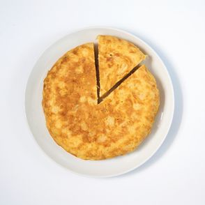 Jak przygotować hiszpańską tortille de patatas. Przepis na szybką tortille z ziemniakami. Tortilla de patatas - PRZEPIS (fot. Maciej Kaniuk)