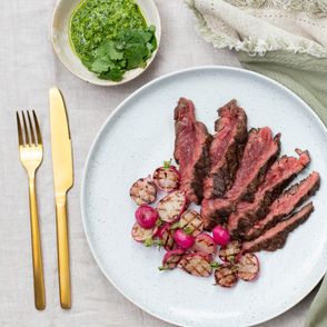 Dania z rzodkiewkami – wołowina ze smażoną rzodkiewką i z ostrym sosem z kolendry (fot. Paulina Czyżewska)