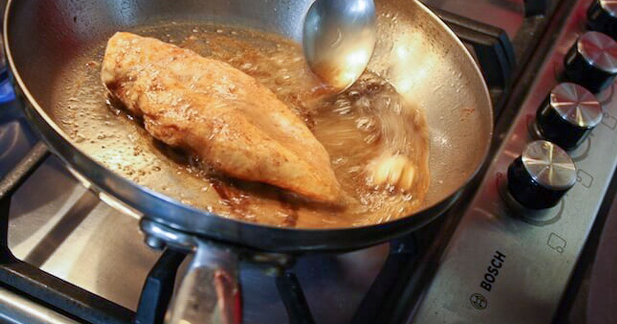 Kurczak smażony na patelni