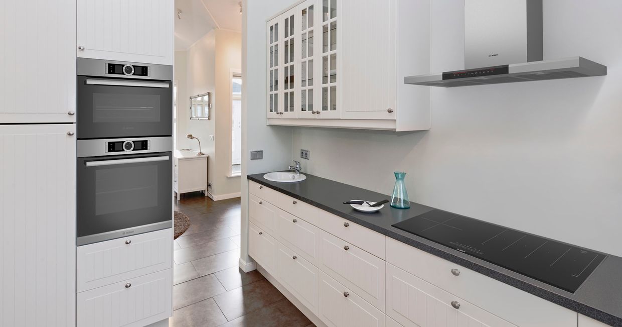 Jasna, umeblowana kuchnia z płytą indukcyjną BOSCH i piekarnikiem do zabudowy BOSCH