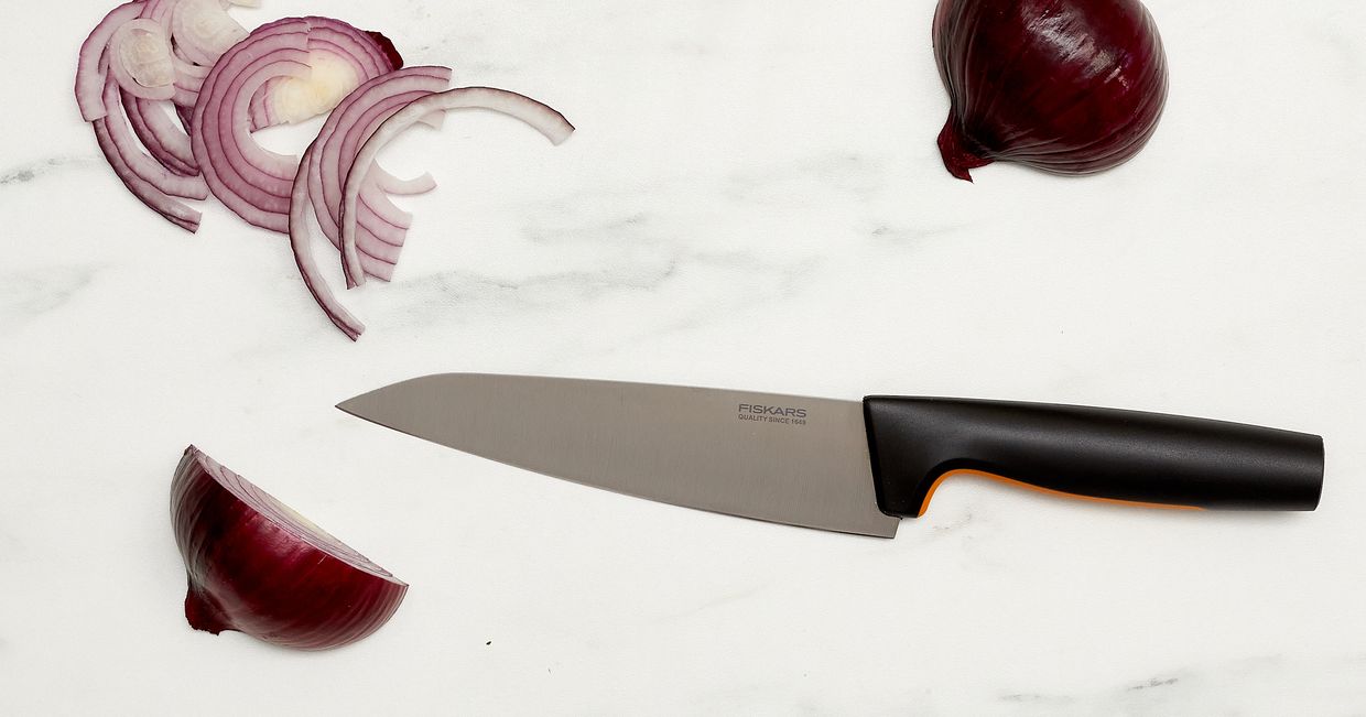 Nóż szefa. Jak kroic cebulę. Kojenie warzyw. (fot. Maciek Niemojewski)