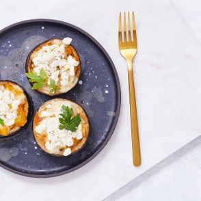 Faszerowany bakłażan z pomidorami i mozzarellą z natką pietruszki (fot. Maciek Niemojewski)