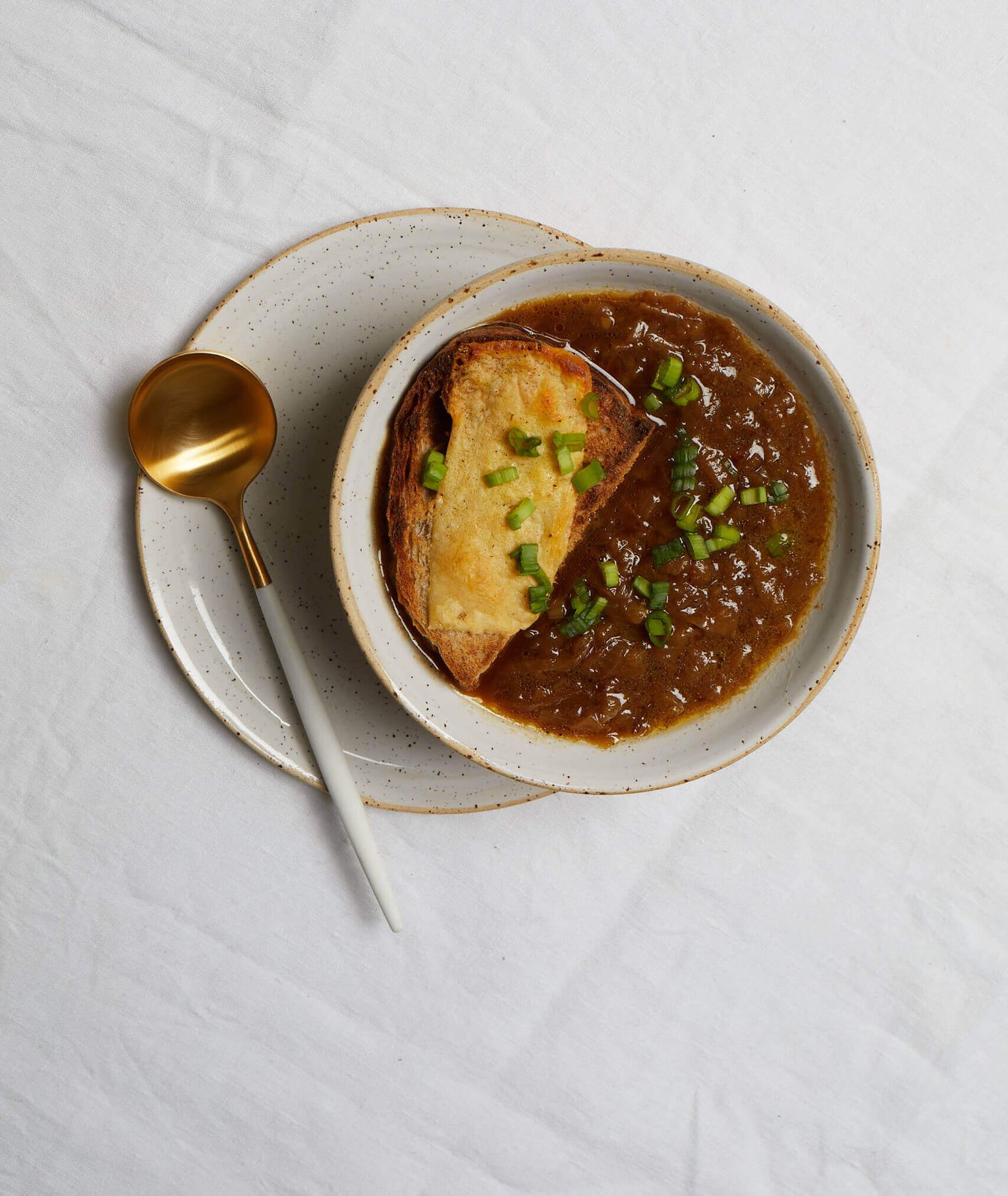 francuska zupa cebulowa, zupa cebulowa, grzanka z serem, co do zupy, dodatki do zupy, kuchnia francuska