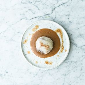 Przepis na domowe knedle śliwkowe z kremem waniliowym i paloną bułką tartą (fot. dinnershow.studio)