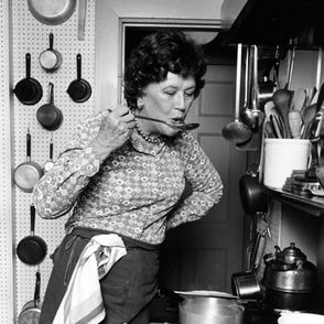 Julia Child w swojej kuchni (fot. Lynn Gilbert)