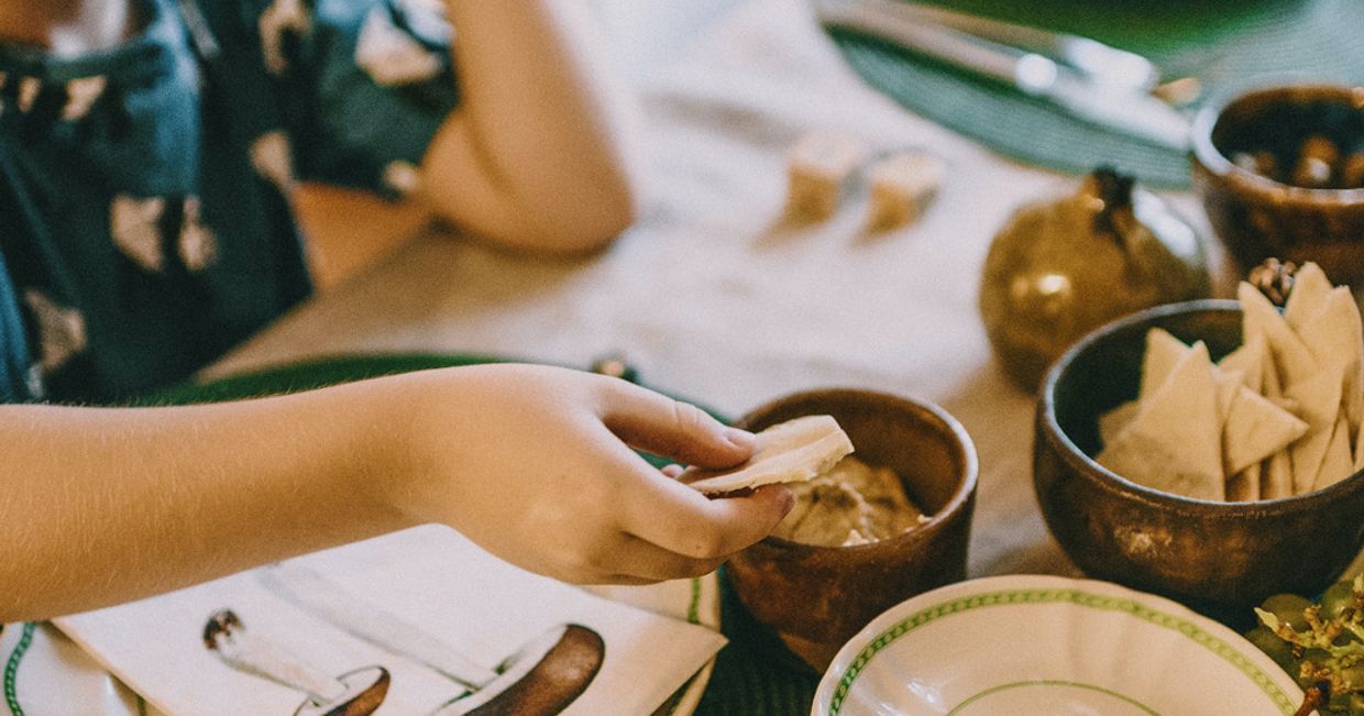 Chłopiec przy stole. (fot Ksenia Chernaya / pexels.com)