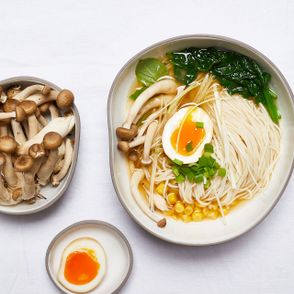 wegetariański ramen, ramen warzwny, ramen bezmięsny, ramen bez mięsa, grzyby shimeji, rozgrzewająca zupa, rozgrzewający ramen, ramen, kuchnia japońska, domowy ramen