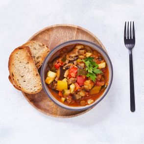 Wegetariańskie leczo z bakłażenem i pieczywem (fot. Maciek Niemojewski)