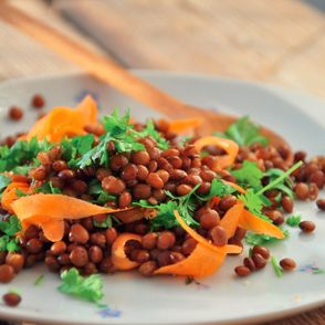Sałatka z soczewicą, wodą różaną i marchewką (fot. materiały prasowe)