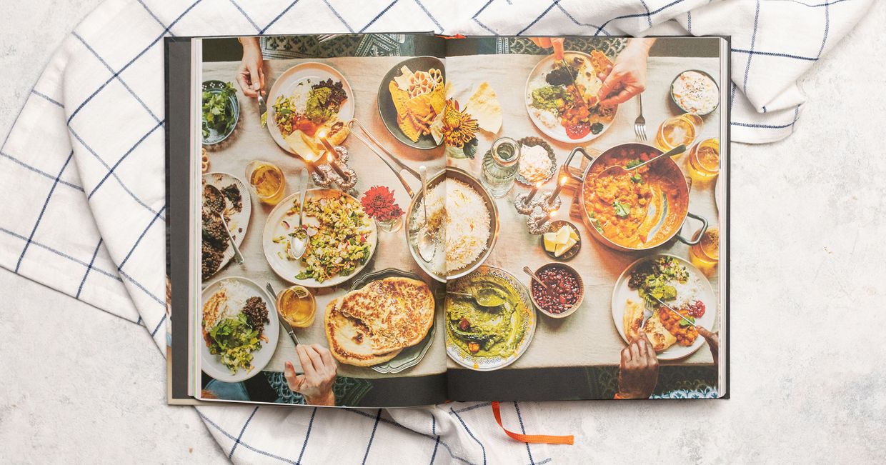 Zdjęcie wspólnej uczty z książki Jamiego Olivera "Razem"